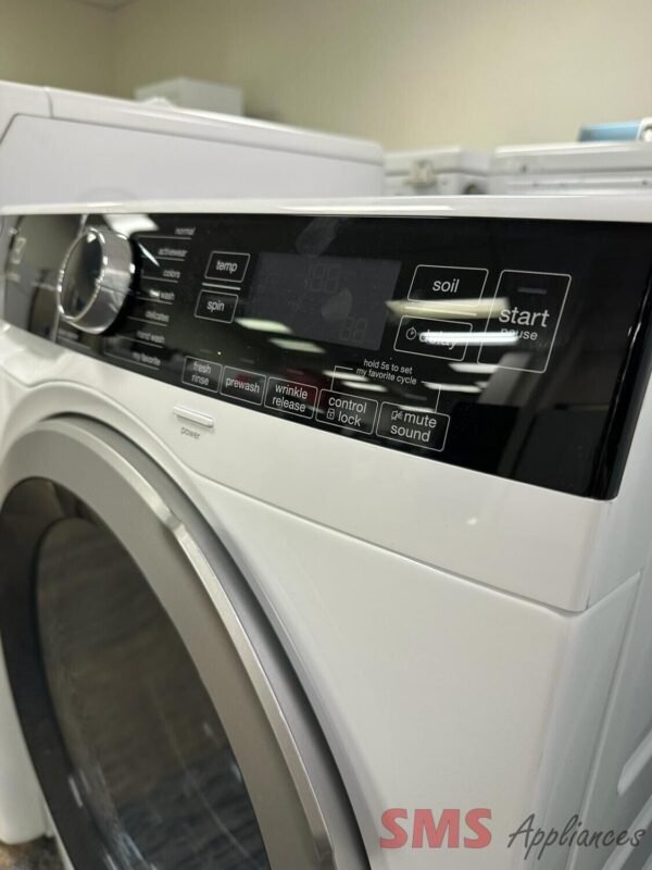 Electrolux 24'' Compact Washer with LuxCare Wash System - 2.8 Cu. Ft. I.E.C - ELFW4222AW