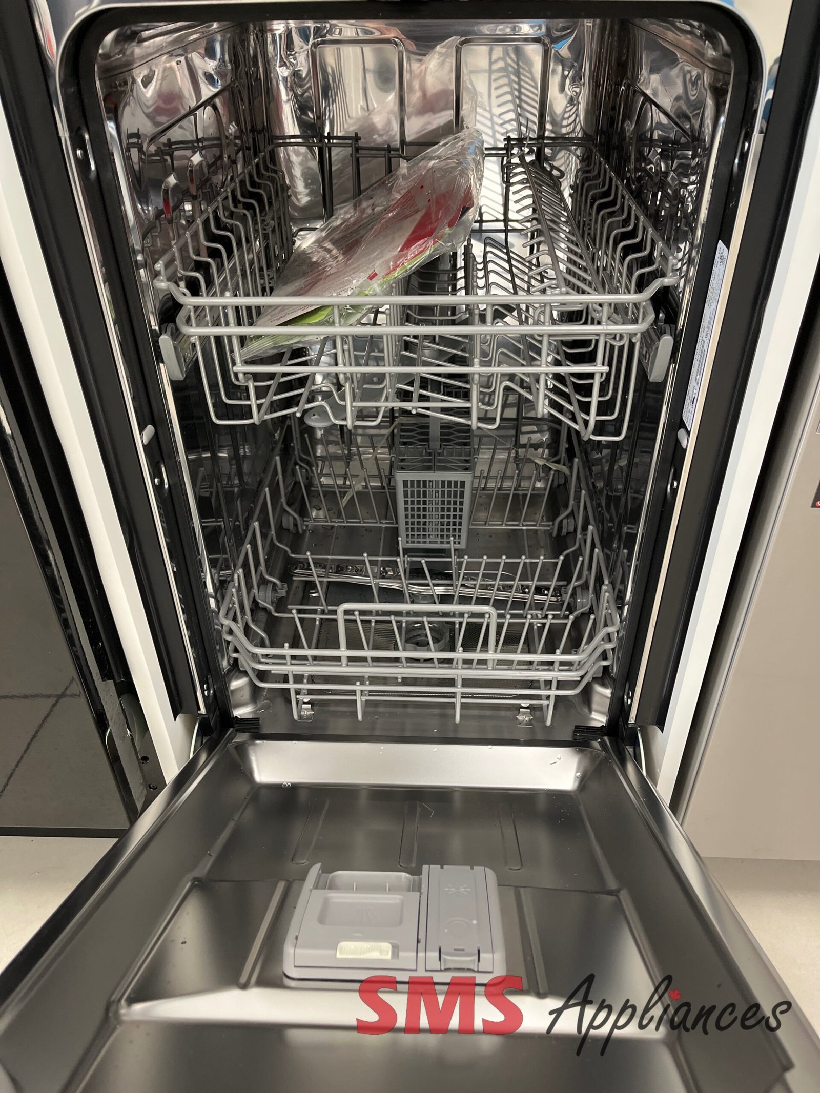 Open-Box-Dishwashers-FFBD1831US-3-scaled-1.jpg Open Box Dishwashers FFBD1831US Frigidaire - Image 3