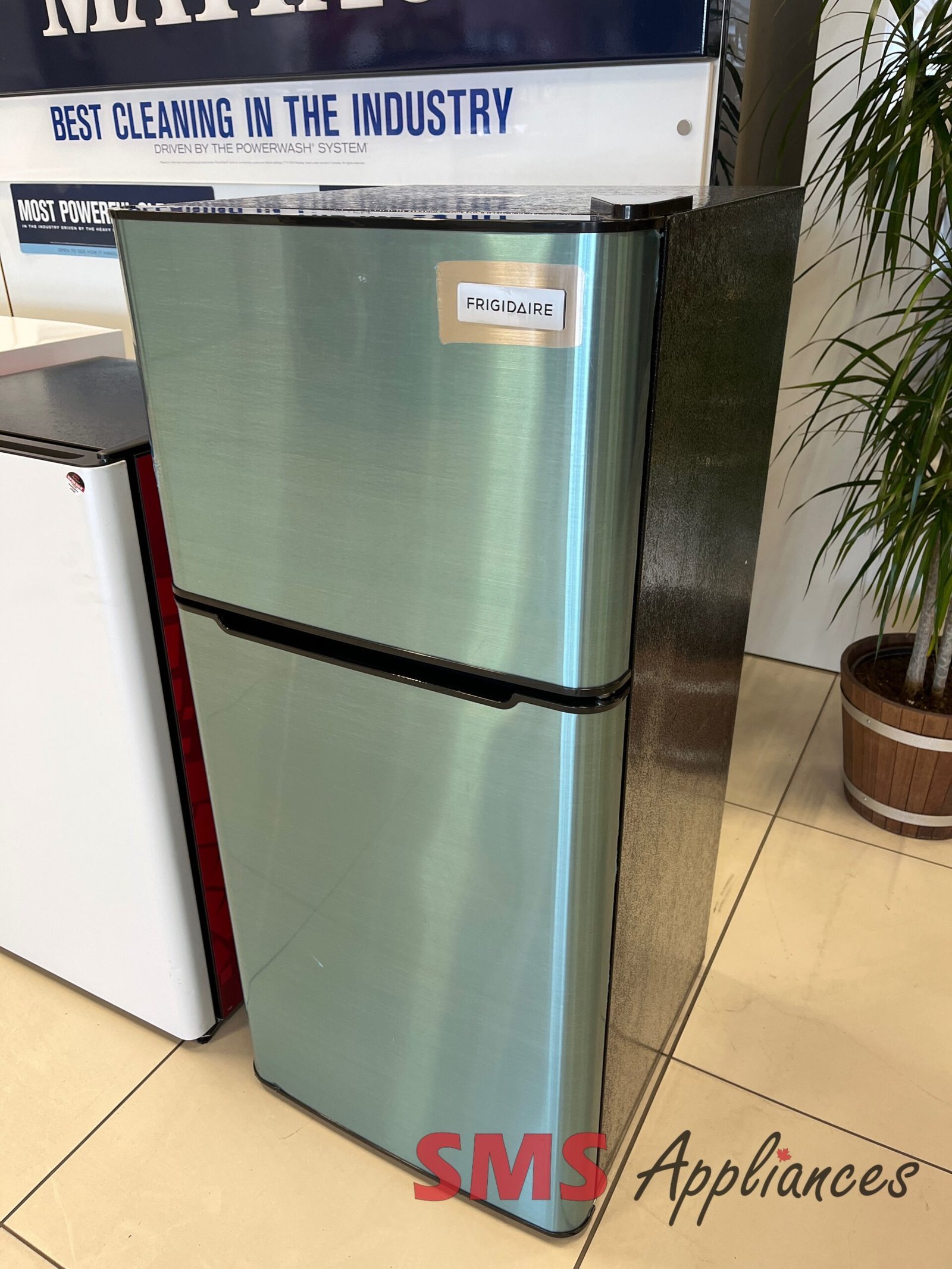 Open-Box-Fridges-EFR463-5-scaled-1.jpg Open Box Fridges EFR463 Frigidaire - Image 5